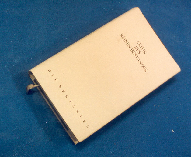 Ein helles Buch liegt schräg auf blauem Untergrund.