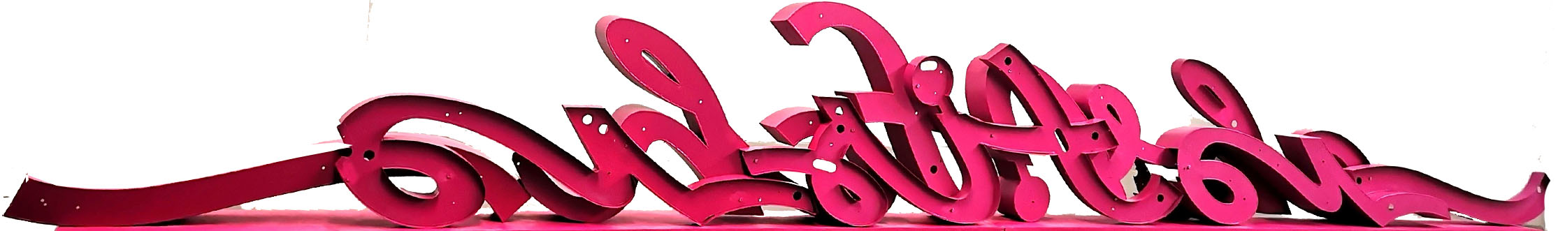 Roter geschwungener Schriftzug, dessen Buchstaben ineinander verschränkt sind, vor weißem Hintergrund.