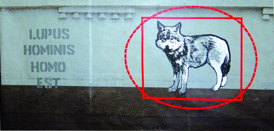 Wandbild eines Wolfs in rotem Kreis und Quadrat, neben der Aufschrift „LUPUS HOMINIS HOMO EST“.