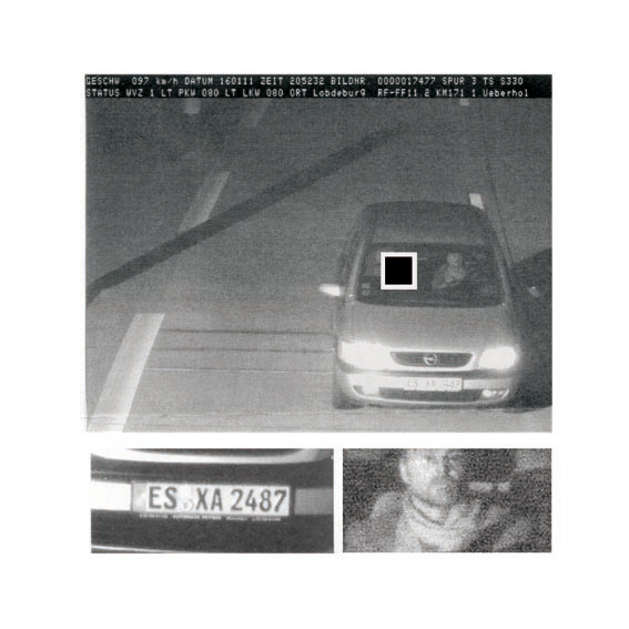 Zusammenstellung von Fahrzeug- und Fahreraufnahmen; schwarze Quadrate verdecken die Gesichter.