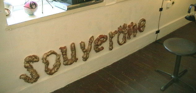 Braune plastische Buchstaben bilden das Wort „souveräne“ unterhalb eines Fensters.