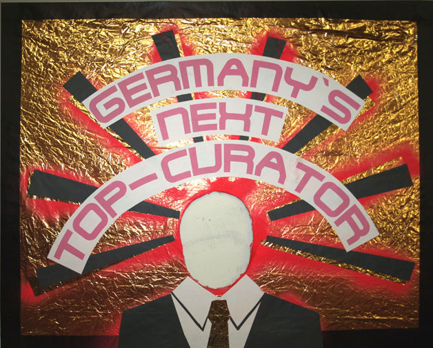 Collage mit einer gesichtslosen Figur im Anzug und der Aufschrift „GERMANY’S NEXT TOP-CURATOR“.