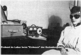 Schwarz-weiße Abbildung einer Person mit Brille neben technischen Geräten, mit einer kleinen Bildunterschrift.
