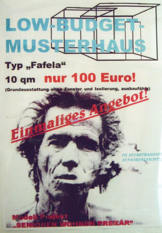 Plakat zum Modellprojekt „SENIORENWOHNEN PREKÄR“ mit einer Porträtfotografie und dem Angebot eines Low-Budget-Musterhauses.