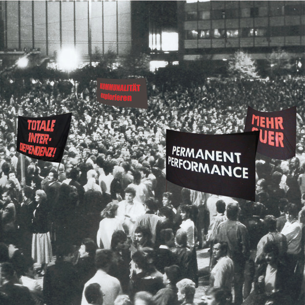 Schwarz-weiße Aufnahme einer Menschenmenge mit eingefügten Plakaten, darunter „PERMANENT PERFORMANCE“.