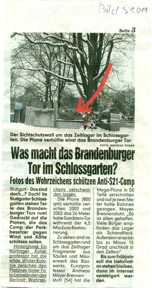 Zeitungsausschnitt „Was macht das Brandenburger Tor im Schlossgarten?“ über bedruckte Planen am Anti-S21-Camp.