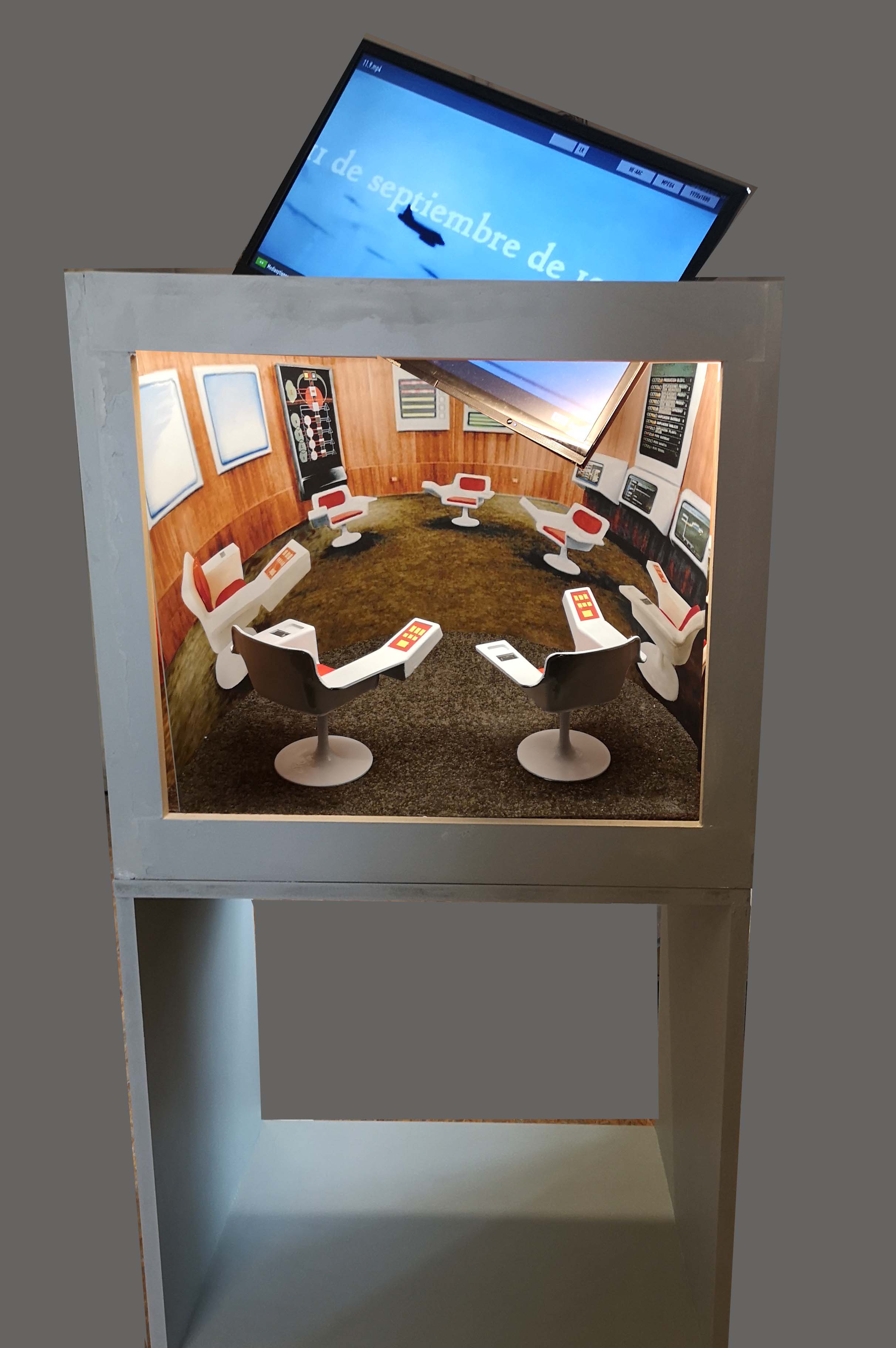 Informationstafel mit Fotografie eines runden Raums und einem darüber angebrachten Bildschirm.