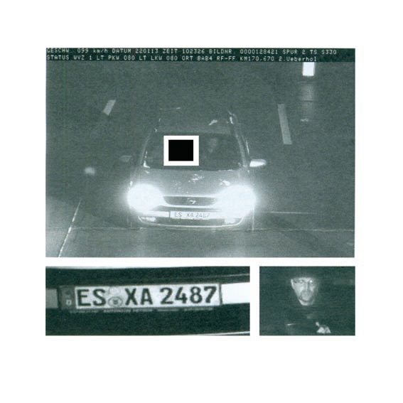 Nächtliche Aufnahme eines Autos mit Scheinwerfern; darunter vergrößerte Ausschnitte, das Gesicht ist durch ein schwarzes Quadrat verdeckt.
