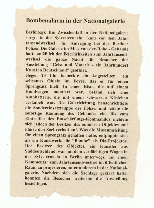 Zeitungsausschnitt „Bombenalarm in der Nationalgalerie“ über einen Dia-Projektor, der beim Jahrtausendwechsel für einen Sprengsatz gehalten wurde.