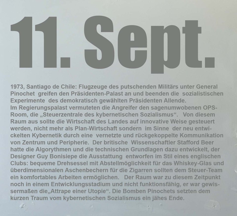 Texttafel „11. Sept.“ über den Militärputsch 1973 in Chile und den geplanten OPS-Room des kybernetischen Sozialismus.