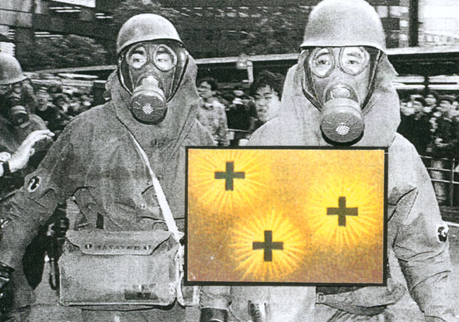 Abbildung zweier Personen mit Helmen und Gasmasken; davor eine gelbe Fläche mit drei schwarzen Kreuzen.