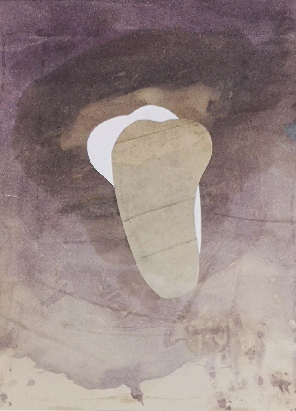 Beige längliche Form vor einer weißen Rundung auf violettbraunem Grund.