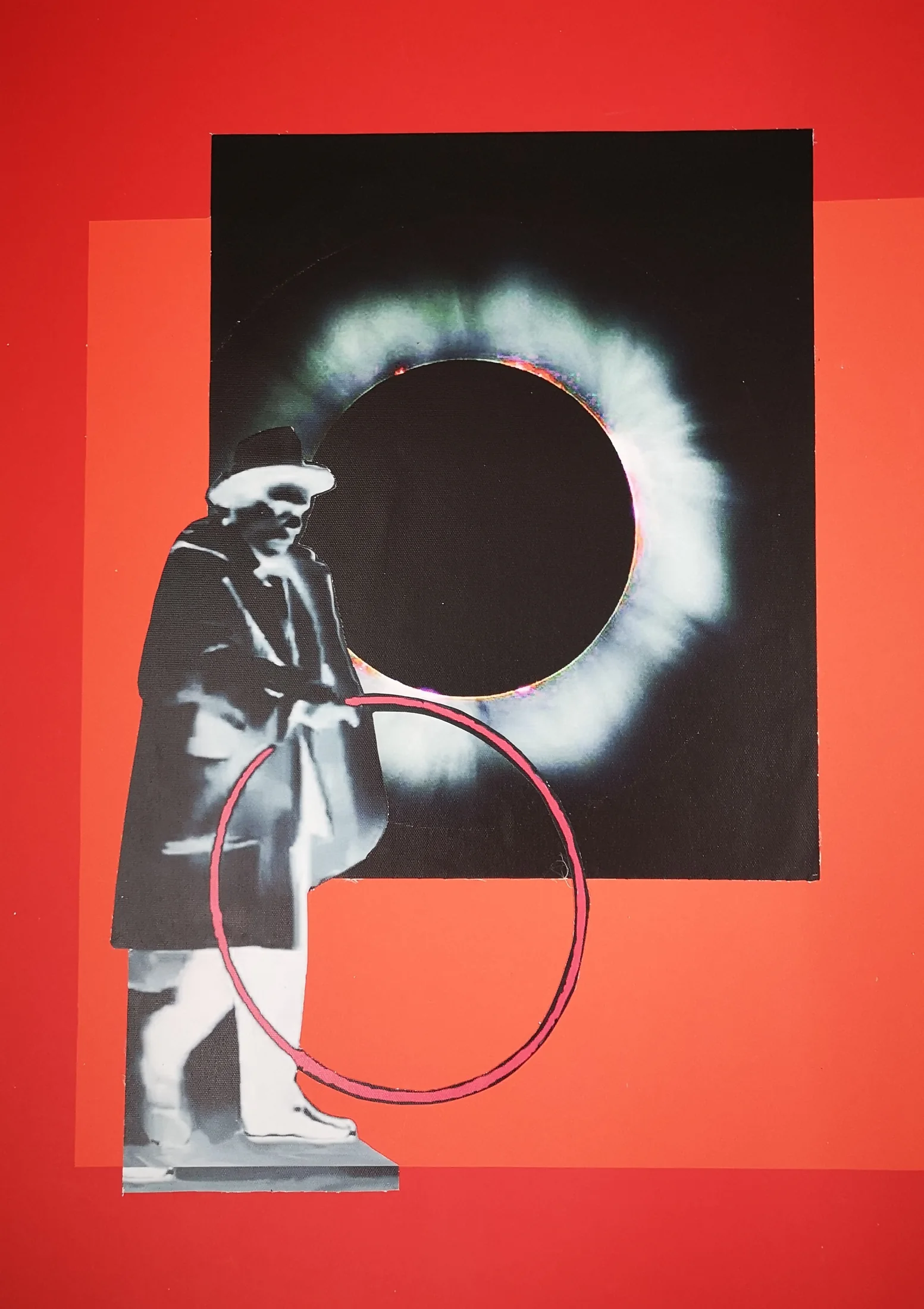 Collage mit dunkler Kreisfläche, hellem Ring, Figur und roter kreisförmiger Linie.