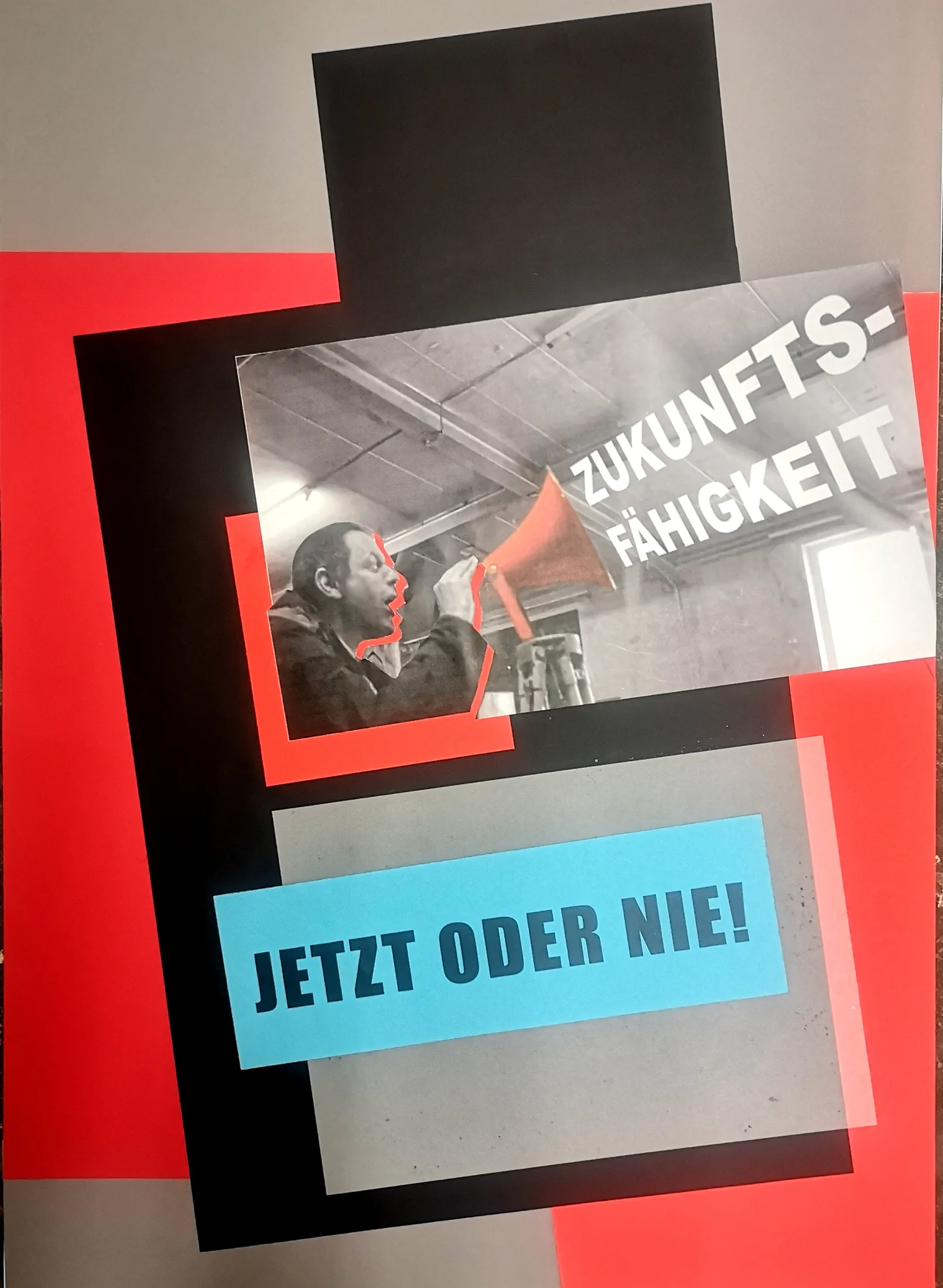 Collage mit Personengruppe, roten Flächen und den Aufschriften „Zukunftsfähigkeit“ und „Jetzt oder nie!“.