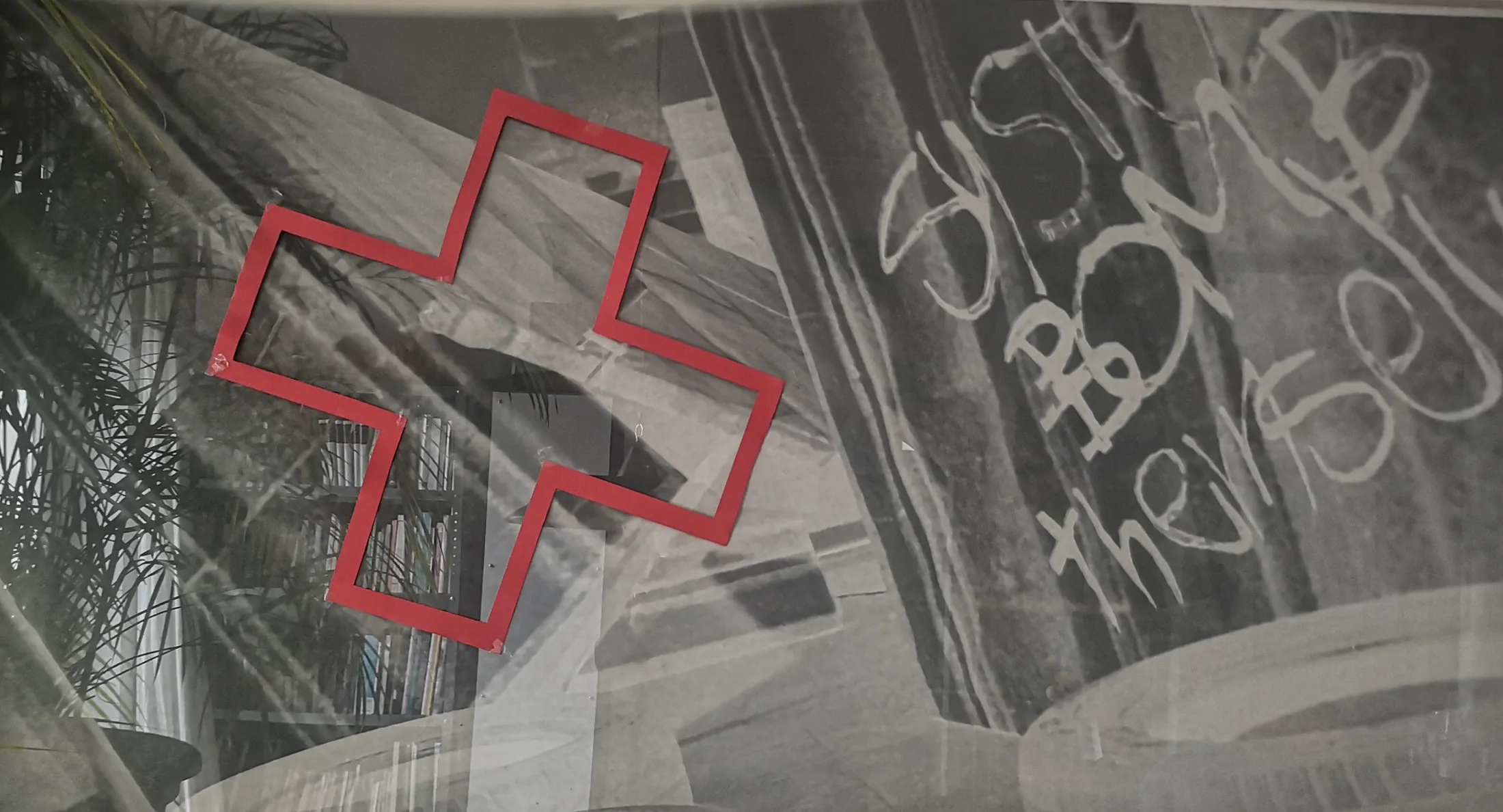 Graue Fotocollage mit diagonalem Liniengrund und einer rot umrandeten Kreuzform.