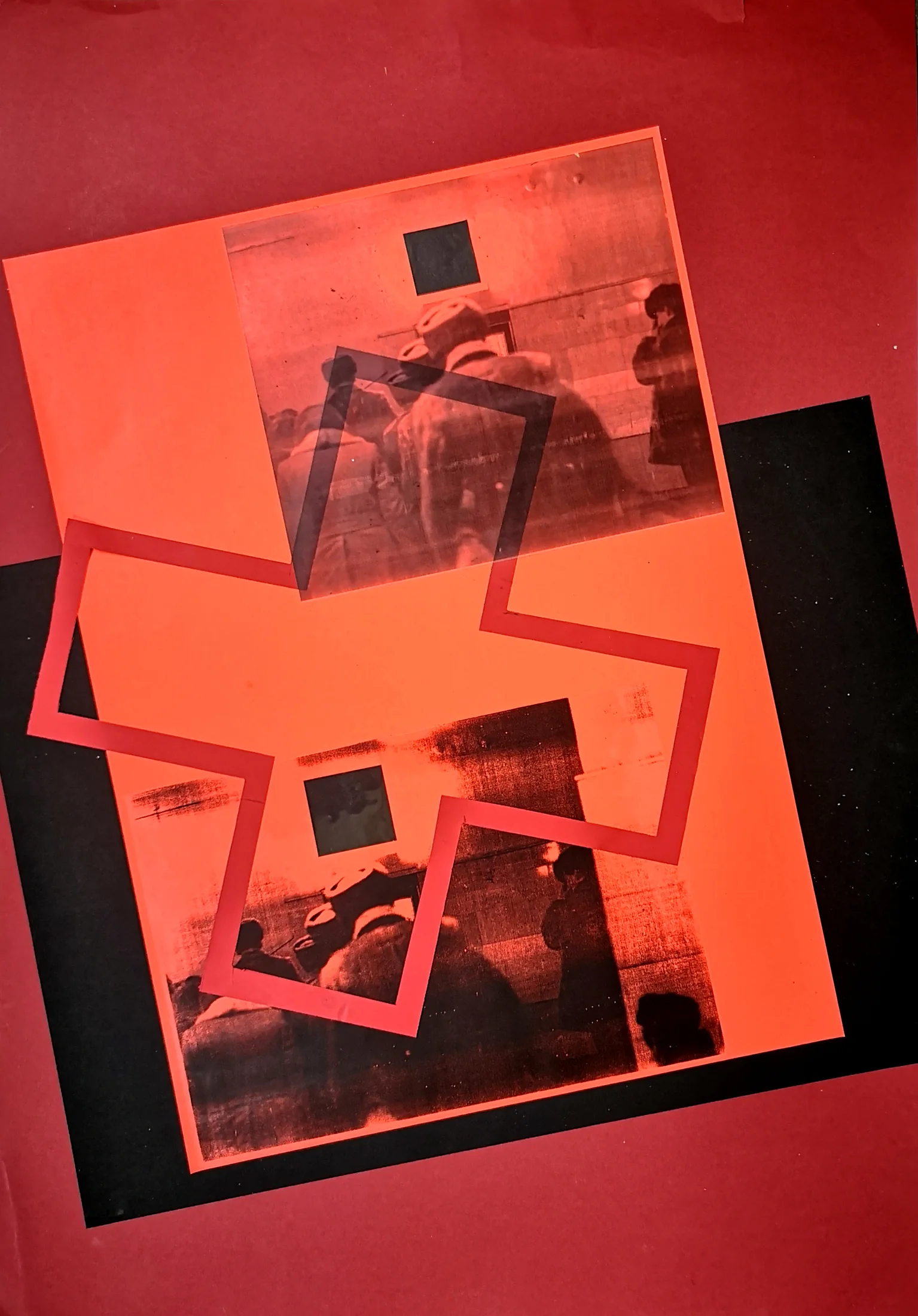 Rote Collage mit Figurenfotografien und einer schräg liegenden Kreuzform.
