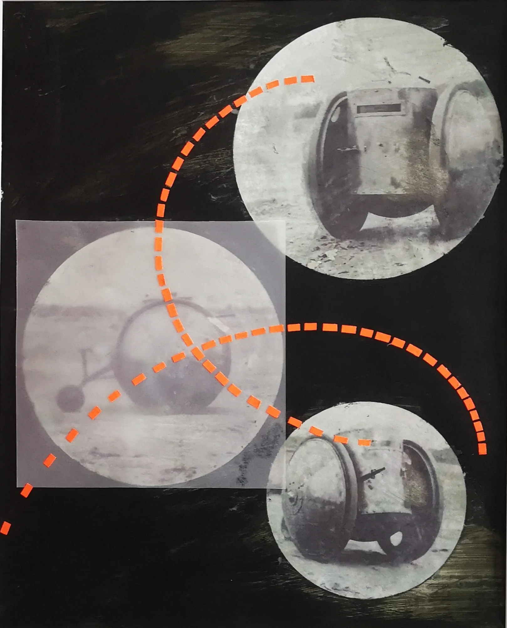Fototransferarbeit mit zwei überlagerten hellen Kreisflächen und orangefarbenen gestrichelten Ringen.