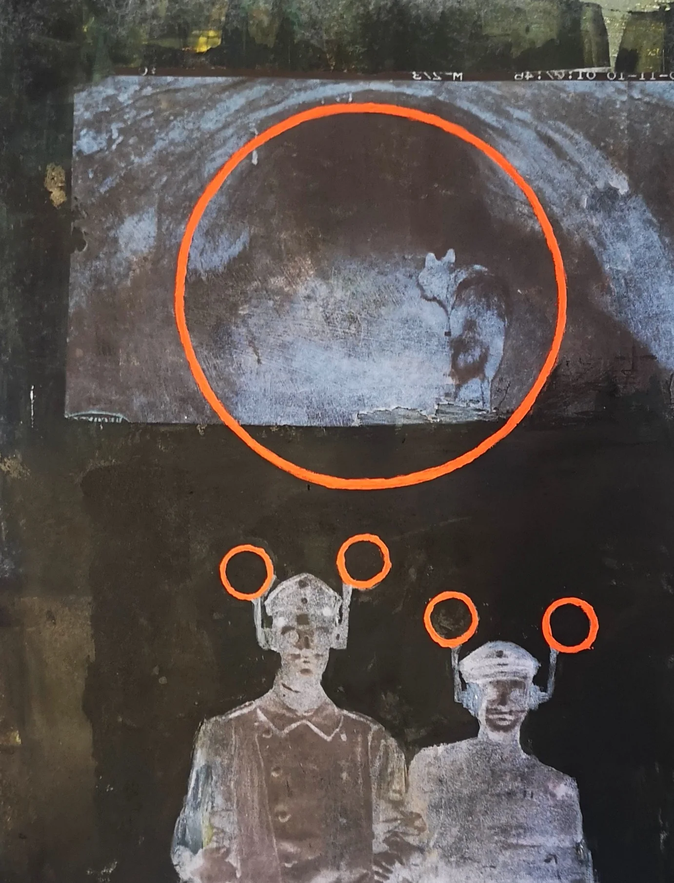 Fototransferarbeit mit gezeichneten Figuren, orangefarbenen Kreisen und einem großen orangen Ring.