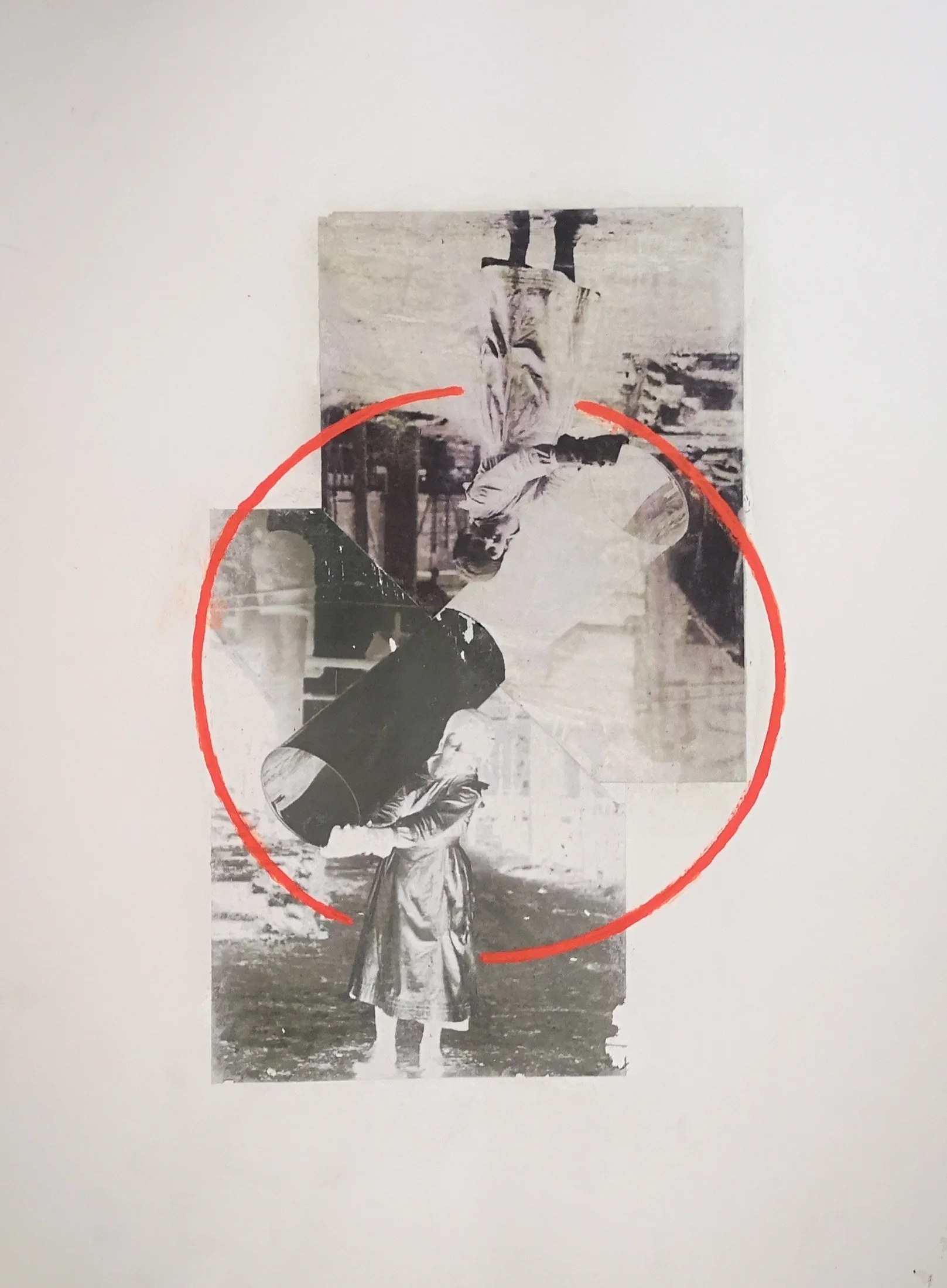 Helle hochformatige Fototransferarbeit mit kleinem grauem Bildfeld und roter Kreislinie.