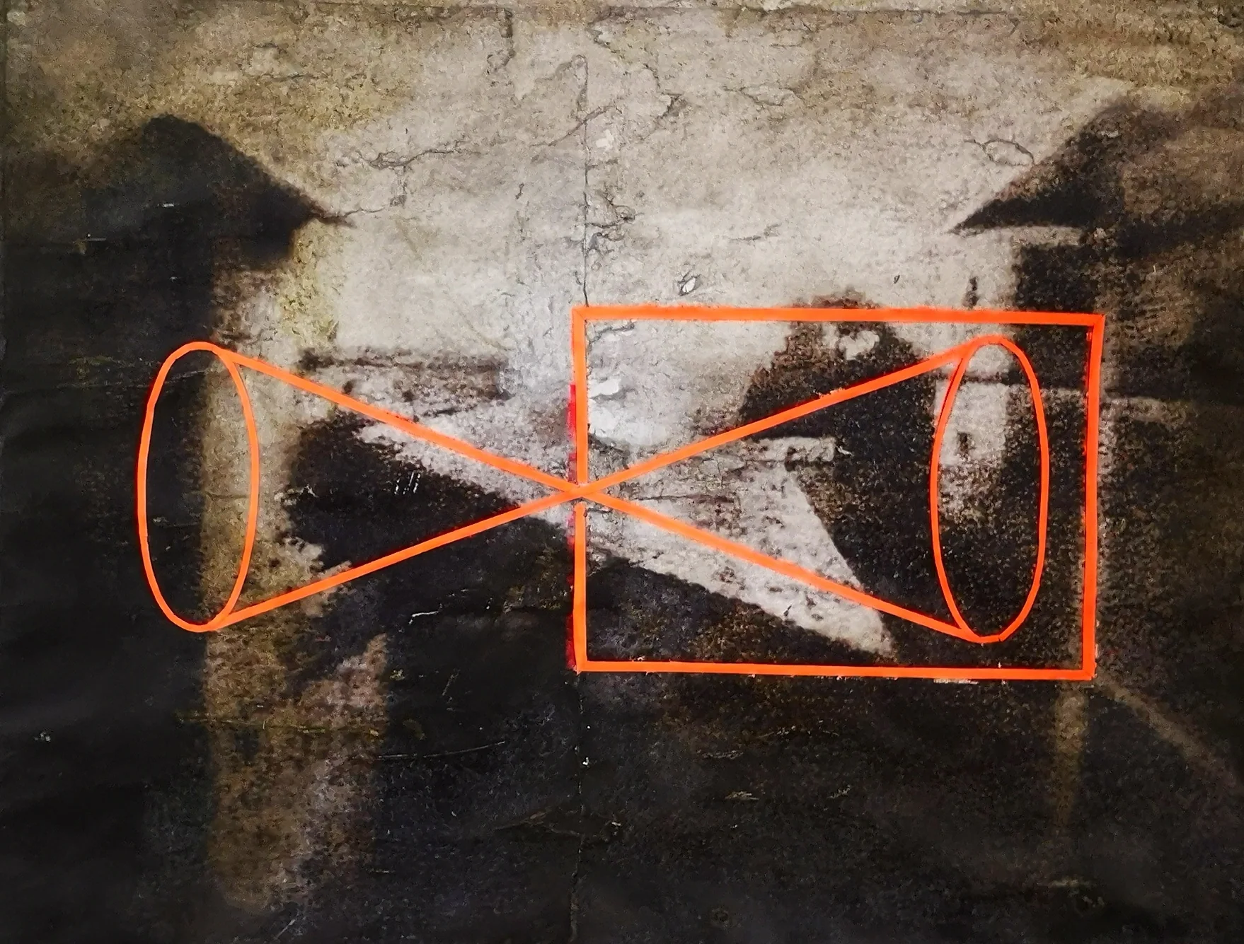 Dunkle Fototransferarbeit mit rechteckigem Bildfeld und orangefarbenen sich kreuzenden Linien.