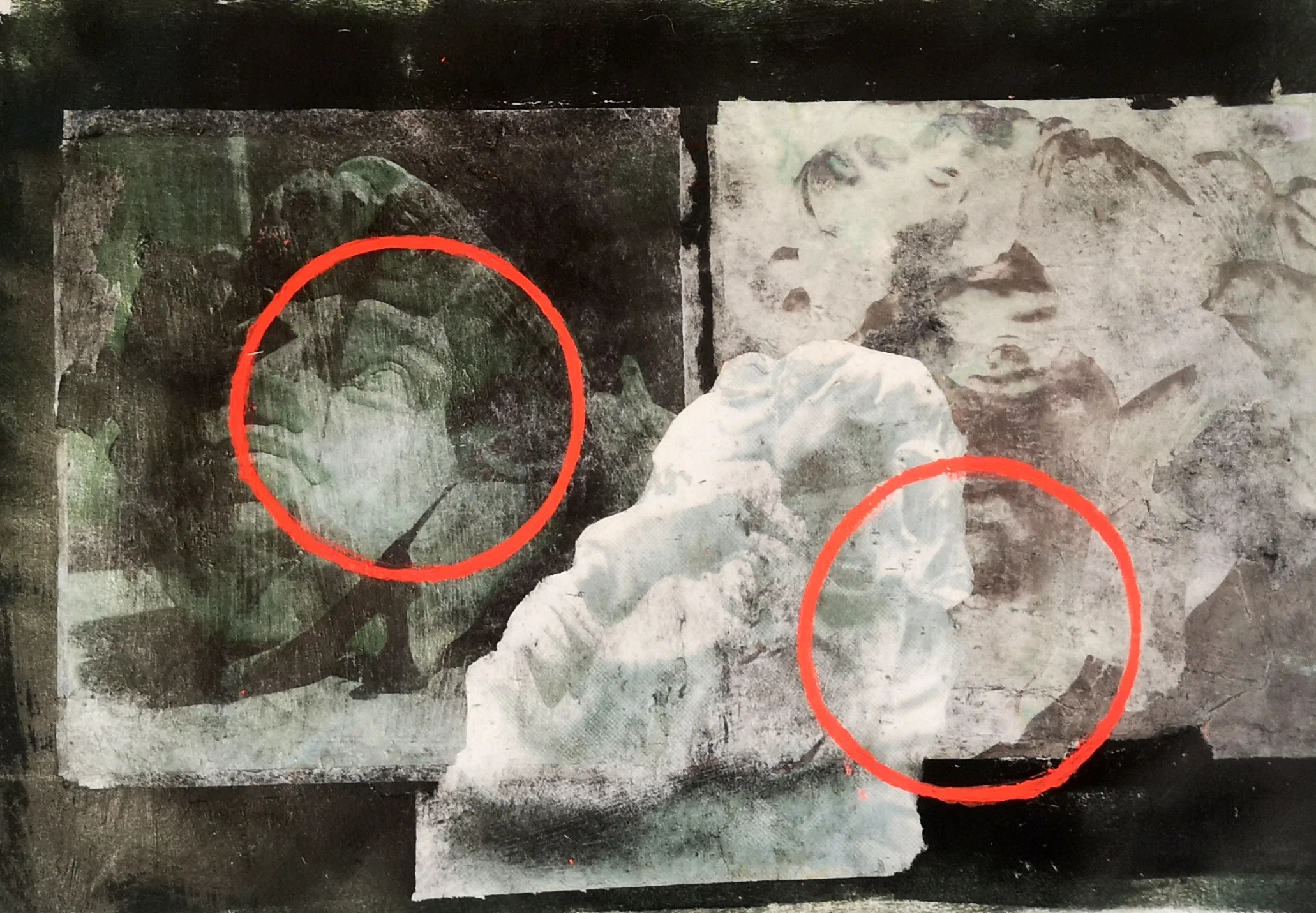Fototransferarbeit mit Menschengruppe und zwei roten Kreislinien.