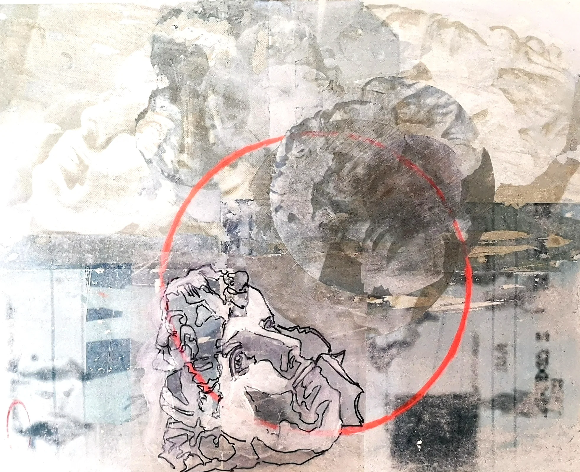 Helle Fototransferarbeit mit gezeichneten Figuren, Bildfragmenten und roter geschwungener Linie.