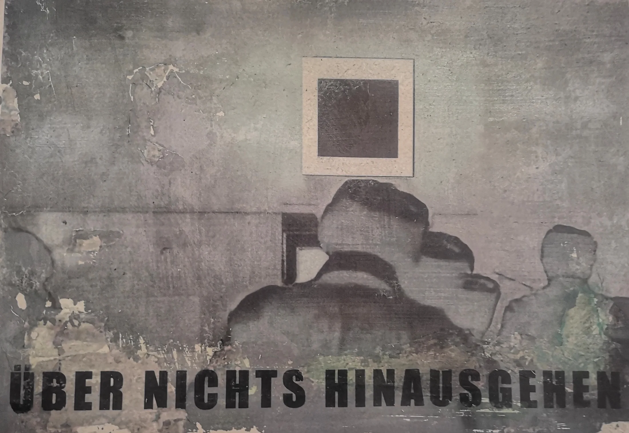 Graue Fototransferarbeit mit sitzender Figur und der Aufschrift „Über nichts hinausgehen“.
