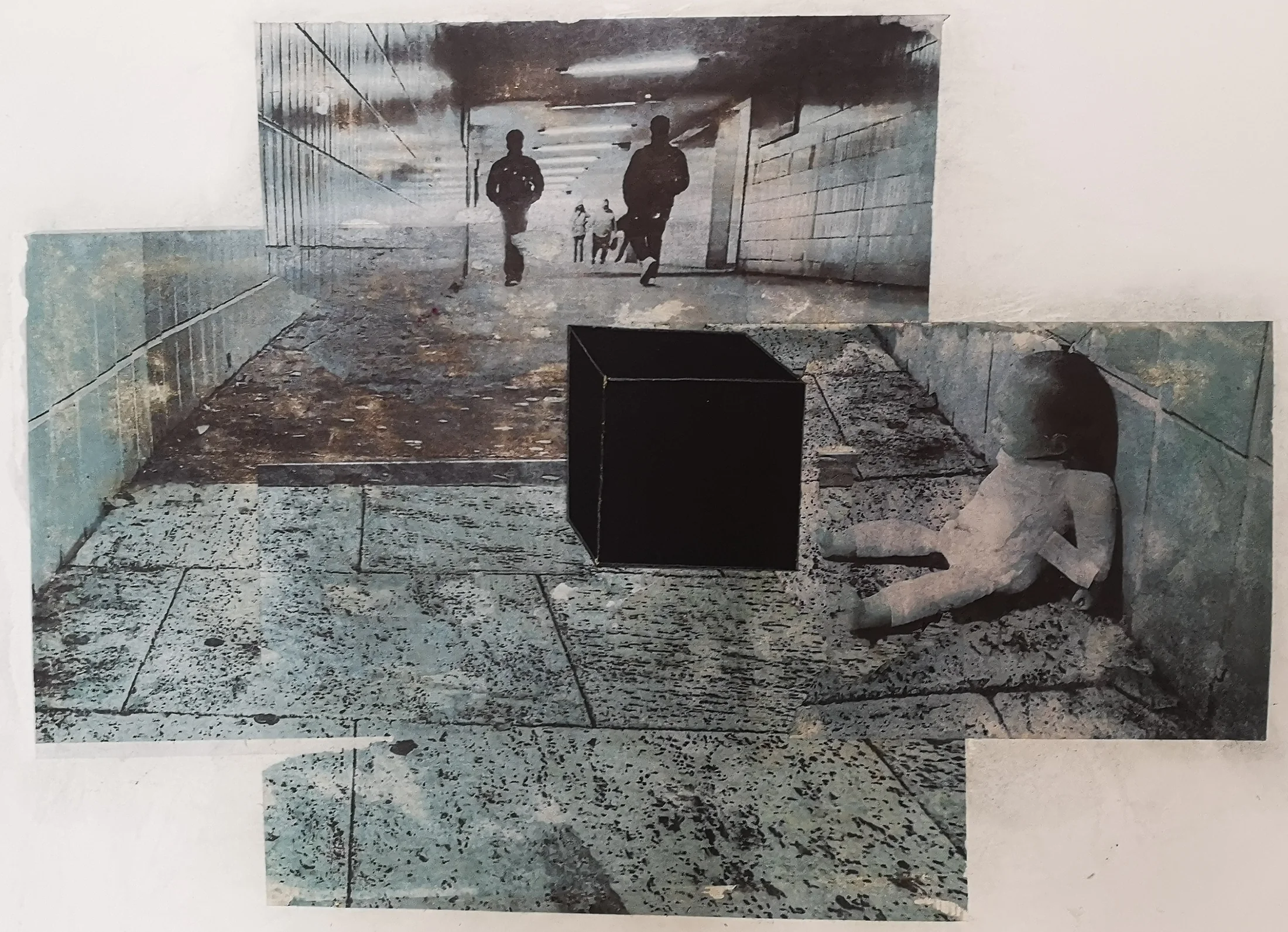 Graue Fototransferarbeit mit Figurenbildern und einem schwarzen Würfel.