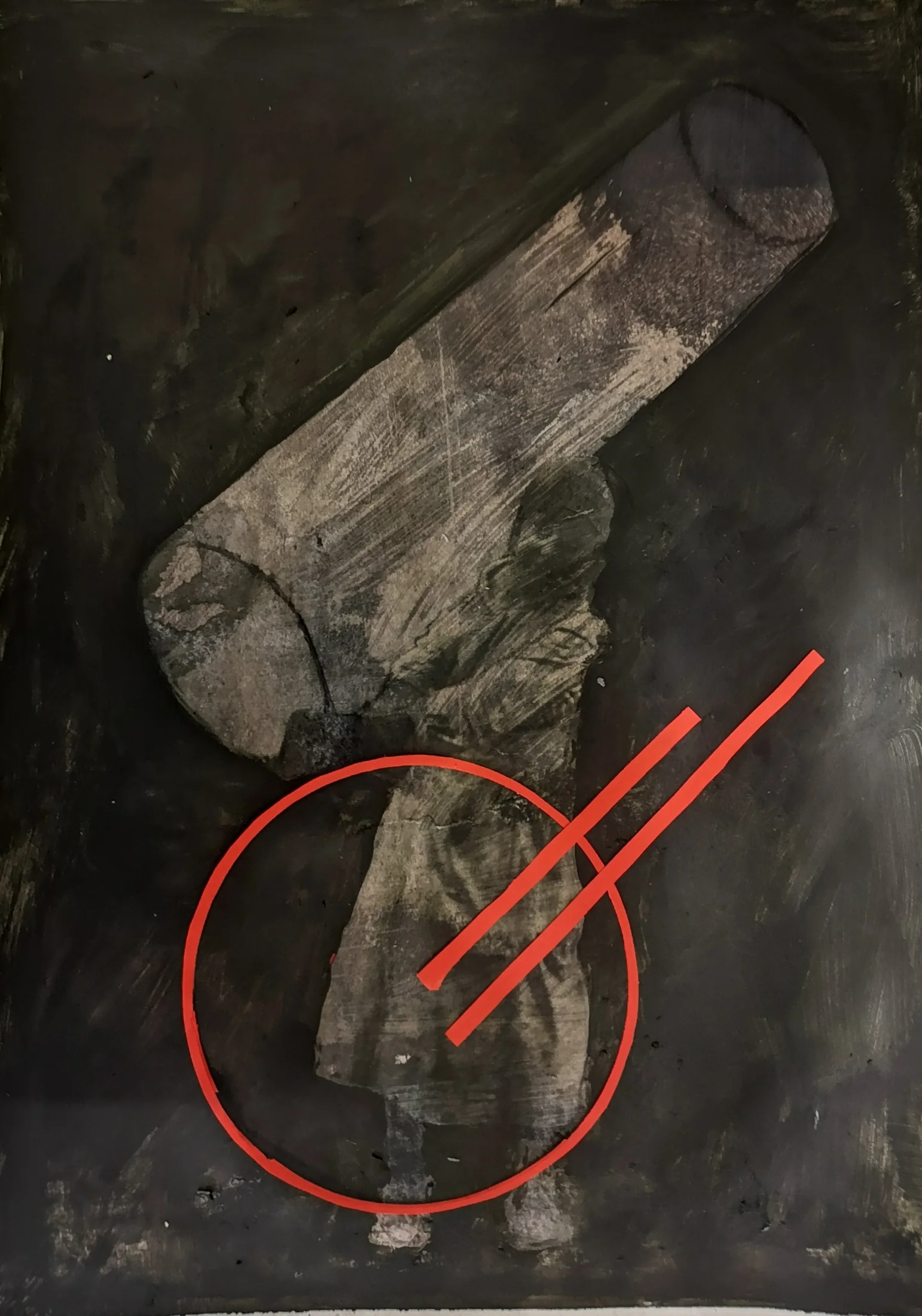 Dunkle hochformatige Fototransferarbeit mit schrägem Bildfeld und roter Kreis- und Kreuzlinie.